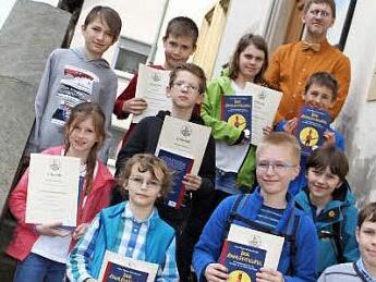 Erik Sinne (rechts oben) mit den zehn Mädchen und Jungen, die Oberfranken in der Endrunde in Annaberg-Buchholz vertreten Foto: Gerda Völk