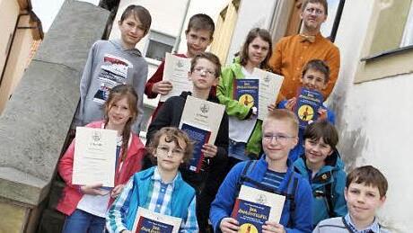 Erik Sinne (rechts oben) mit den zehn Mädchen und Jungen, die Oberfranken in der Endrunde in Annaberg-Buchholz vertreten Foto: Gerda Völk