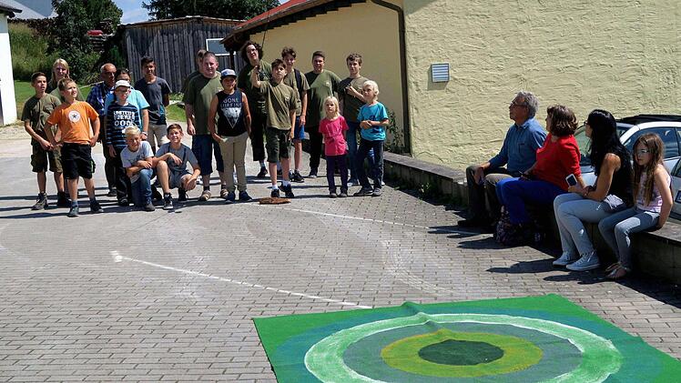 Ein Jungfischer wirft beim "Casting" die Angel aus