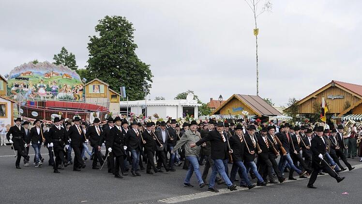 Zufrieden zeigte sich Hauptmann Manfred Barfuß mit dem Parademarsch der Bürgerwehr auf dem Festplatz: "Es war ein guter Auszug und ein guter Parademarsch."