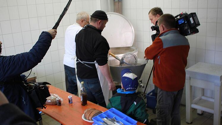 Das Fleisch kommt aus dem Kessel, und gleich daneben ist der Tisch schon gedeckt.K. Becht
