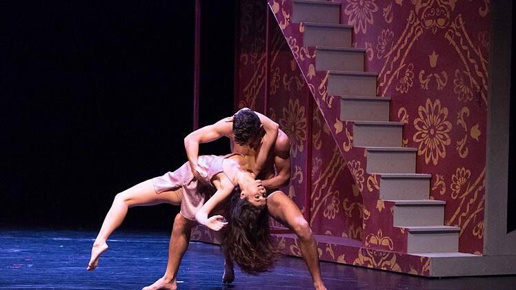 Das Ballett Nordhausen gastiert bei der Ballett-Gala am 7. Juli im Landestheater Coburg: Szene aus "Romeo und Julia" mit Konstantina Chatzistavrou und Joseph Caldo.Foto: Dobi