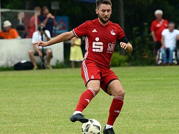 Licht und Schatten zeigte der FC Coburg um Kapit&auml;n Eric Heinze in seinem ersten Heimspiel.  Foto: Dirk Meier/Archiv