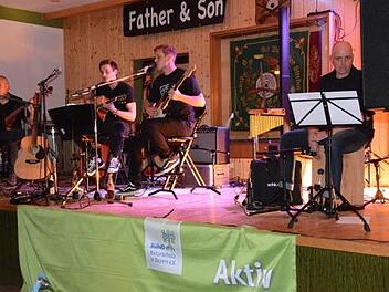 Father & Son spielten mit Felix Warmuth und Frank Wehner in Zahlbach zugunsten des Bundes Naturschutz. Foto: Melanie Bätzold
