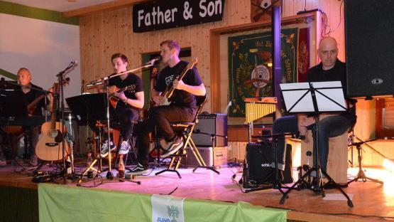 Father & Son spielten mit Felix Warmuth und Frank Wehner in Zahlbach zugunsten des Bundes Naturschutz. Foto: Melanie Bätzold