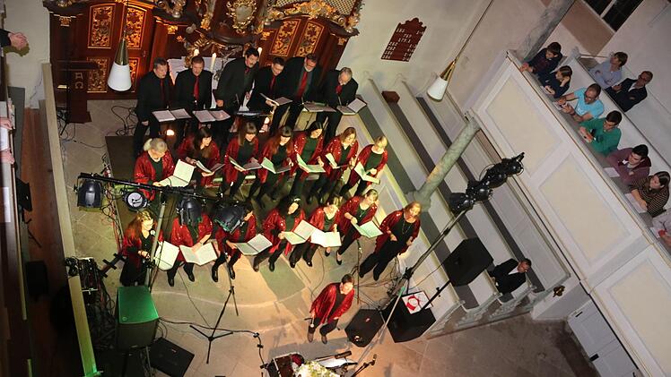 "Praising People" - Chor und Band - begeisterten in der Schlosskirche in Fischbach mehr als 100 Besucher. Foto: Helmut Will