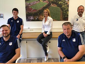 Bei der inoffiziellen Verabschiedung, (vorne links) Michael Drummer, (rechts) Stefan Nützel, (hinten von links) Sebastian Brütting, Carola Bäumler-Kohlbauer, Norbert Schleicher Foto: privat