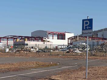 In den 1980er Jahren begann bei der Firma Siecor in Neustadt die Glasfaser-Produktion. Das Werk war ein Gemeinschaftsunternehmen von Siemens und Corning Glass Works. Nachdem das Werk rund 20 Jahre kaum genutzt worden war, wird es jetzt abgebrochen.Foto_ Christoph Winter