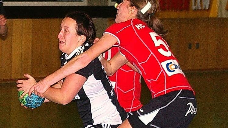Etwashausens Isabelle Renner setzt sich gegen zwei Gegnerinnen durch und erzielt einen Treffer. Foto: Krumpholz