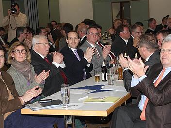 Da ist MdL Ludwig von Lerchenfeld (rechts) - hier zusammen mit seiner Familie und Delegierten aus Kulmbach - noch guter Dinge gewesen, dass es für ihn reichen könnte. Foto: Stephan Tiroch