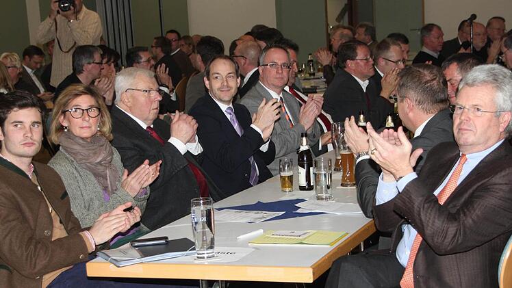 Da ist MdL Ludwig von Lerchenfeld (rechts) - hier zusammen mit seiner Familie und Delegierten aus Kulmbach - noch guter Dinge gewesen, dass es für ihn reichen könnte. Foto: Stephan Tiroch