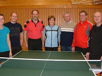 Tischtennis-Vereinsmeister beim FC Nordhalben wurden Jessica Kürschner und Thomas Schneider (von links). Rechts daneben sind die Nächstplatzierten im Einzel und Doppel: Gerhard Wachter, Anita Beetz, Hans-Peter Pötzinger, Heiko Kürschner und Hans Scherbel. Foto: Hans Franz