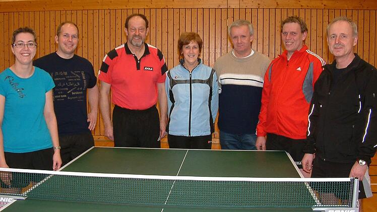 Tischtennis-Vereinsmeister beim FC Nordhalben wurden Jessica Kürschner und Thomas Schneider (von links). Rechts daneben sind die Nächstplatzierten im Einzel und Doppel: Gerhard Wachter, Anita Beetz, Hans-Peter Pötzinger, Heiko Kürschner und Hans Scherbel. Foto: Hans Franz