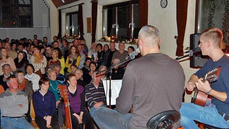 Kein Durchkommen: Dicht gedrängt saßen und standen die Gäste beim Konzert von Father & Son in Burkardroth
