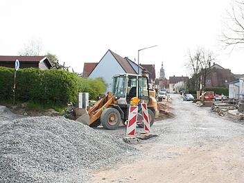 Seit Mitte März ist der Ausbau der Mühlgasse im Gange. Im Bild links ist der Höhenunterschied an der Einfahrt zur Straße "Am Sportplatz" zu sehen, der angeglichen werden soll.  Fotos: Evi Seeger