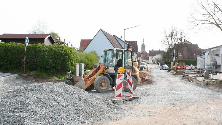 Seit Mitte März ist der Ausbau der Mühlgasse im Gange. Im Bild links ist der Höhenunterschied an der Einfahrt zur Straße "Am Sportplatz" zu sehen, der angeglichen werden soll.  Fotos: Evi Seeger
