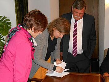 Die neuen Damen Marion Link (l.) und Michalea Oppel mussten gleich ran - beim Stimmenauszählen mit Bgm. Max-Dieter Schneider.Alle Fotos: Walter Hanslok
