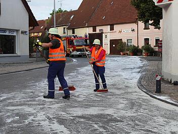 Einsatzkräfte der Mühlhausener Feuerwehr kehrten Bindemittel auf die verölte Straßendecke. Foto: Andreas Dorsch