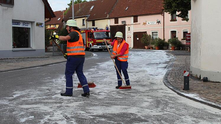 Einsatzkräfte der Mühlhausener Feuerwehr kehrten Bindemittel auf die verölte Straßendecke. Foto: Andreas Dorsch
