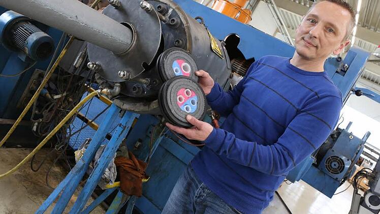 Thomas Bonfig steht vor der 55 Meter langen Maschine, die seit Januar in Haßfurt Fernwärme-Rohrsysteme herstellt - 700 Kilometer im Jahr. Foto: Barbara Herbst