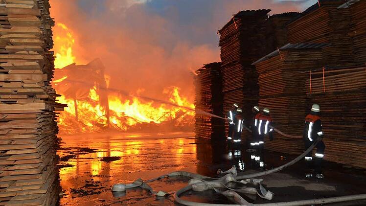 Kampf gegen meterhohe Flammen. Foto: Peter Rauch