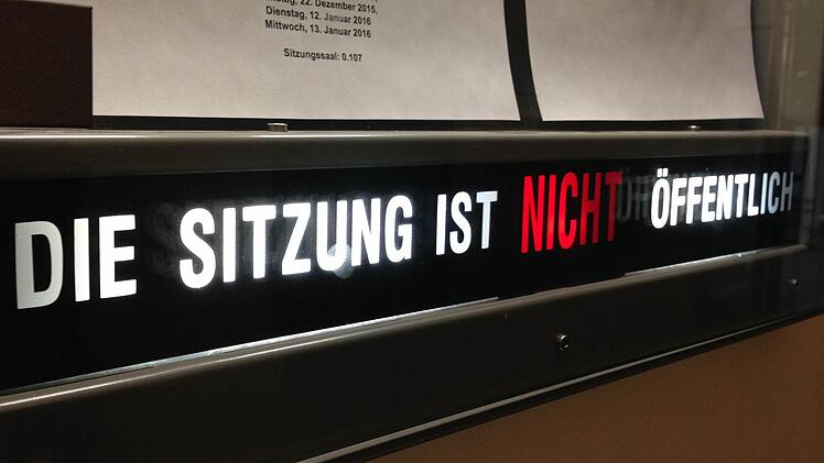 Das rote Licht schließt die Öffentlichkeit aus. Gestern mussten die Zuhörer zeitweise den Saal verlassen, als eine Opferzeugin vor Gericht ihre Aussage machte. Foto: Anna Lienhardt