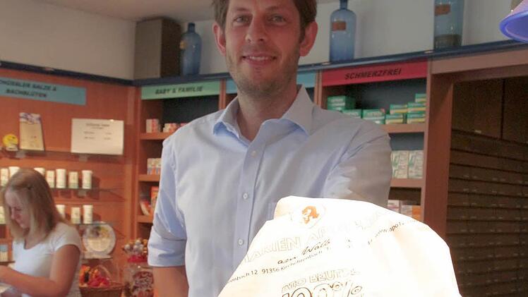 Florian Sarawara setzt auf nachwachsende Rohstoffe. Seine Einkaufstüten sind aus Maisstärke. Foto: Josef Hofbauer