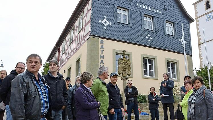 Otto Waldmann vom Amt für Ländliche Entwicklung (Mitte) erläutert den Diebachern, was im Rahmen der Dorferneuerung in Großbardorf alles geleistet wurde. Links neben ihm Planer Valtin Dietz und der stellvertretende Bürgermeister von Großbardorf, Klaus Dahinten.  Foto: Elisabeth Assmann
