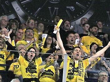 Auch ohne ihre beim Einlass abgegebenen Fahnen unterstützten die zahlreichen Coburger fans am samstag ihren HSC 2000 Coburg in der Nürnberger Allianz-Arena. Insgesamt verfolgten offiziell 8108 Zuschauer das emotionale Spiel, das die Vestestädter nach grandiosem kampf knapp mit 24:26 verloren. Foto: Iris Bilek