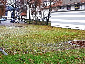Den derzeit ungenutzten Platz an der Kronachallee wählten die Schülerinnen zum Lieblingsplatz. Foto: Heike Schülein