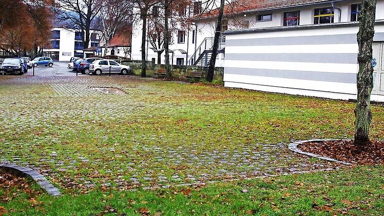Den derzeit ungenutzten Platz an der Kronachallee wählten die Schülerinnen zum Lieblingsplatz. Foto: Heike Schülein