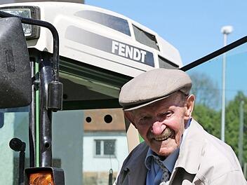 Johann Kaul ist noch regelmäßig mit seinem Schlepper unterwegs.  Foto: Franz Galster