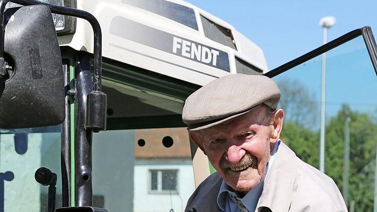 Johann Kaul ist noch regelmäßig mit seinem Schlepper unterwegs.  Foto: Franz Galster