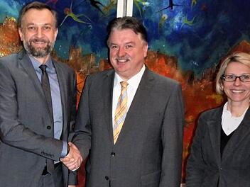 Landrat Klaus Peter Söllner heißt den 46-jährigen Regierungsdirektor Oliver Hempfing (links) als neuen Juristen am Landratsamt Kulmbach herzlich willkommen. Rechts Oberregierungsrätin Kathrin Limmer.Werner Reißaus