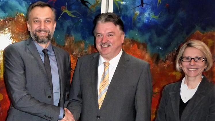 Landrat Klaus Peter Söllner heißt den 46-jährigen Regierungsdirektor Oliver Hempfing (links) als neuen Juristen am Landratsamt Kulmbach herzlich willkommen. Rechts Oberregierungsrätin Kathrin Limmer.Werner Reißaus