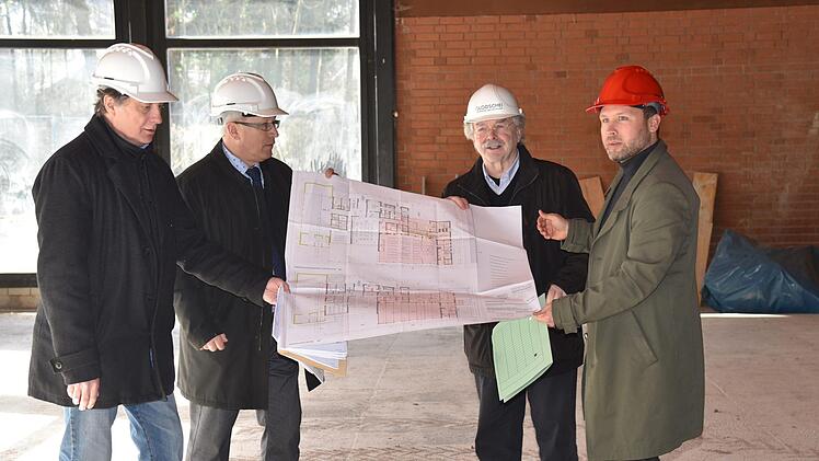 Bauamtsleiter Rainer Scholz, Friedrich Bihler, Karl-Heinz Glodschei und Martin Finzel (von links) stellen in der ehemaligen Schwimmhalle die Pläne zum Umbau des Freizeitzentrums Witzmannsberg in ein Kulturzentrum vor. Foto: Gabi Arnold