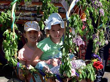 Dem Grundgedanken des Ökofestes verpflichtet, ließen diese beiden jungen Besucher sich durch regenerative Energien befördern.