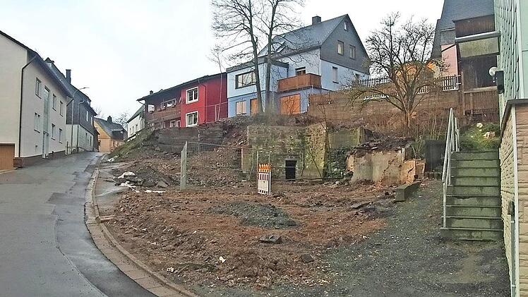 ... und danach. Der Platz wird noch angelegt.  Fotos: Marktgemeinde Nordhalben