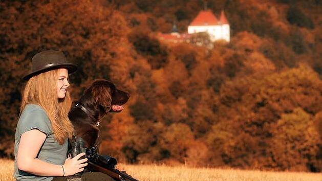 Sophie Kreil gehört zu den jüngsten Jägern Deutschlands. Schon mit 14 Jahren hat sie gelernt für die Pfrüfung. Jetzt, mit 16, hat sie ihren Jagdschein bekommen. Draußen in der Natur kann sie sich erholen vom Stress des Alltags. privat
