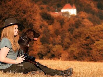 Sophie Kreil geh&ouml;rt zu den j&uuml;ngsten J&auml;gern Deutschlands. Schon mit 14 Jahren hat sie gelernt f&uuml;r die Pfr&uuml;fung. Jetzt, mit 16, hat sie ihren Jagdschein bekommen. Drau&szlig;en in der Natur kann sie sich erholen vom Stress des Alltags. privat