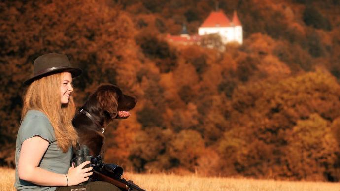 Sophie Kreil gehört zu den jüngsten Jägern Deutschlands. Schon mit 14 Jahren hat sie gelernt für die Pfrüfung. Jetzt, mit 16, hat sie ihren Jagdschein bekommen. Draußen in der Natur kann sie sich erholen vom Stress des Alltags. privat