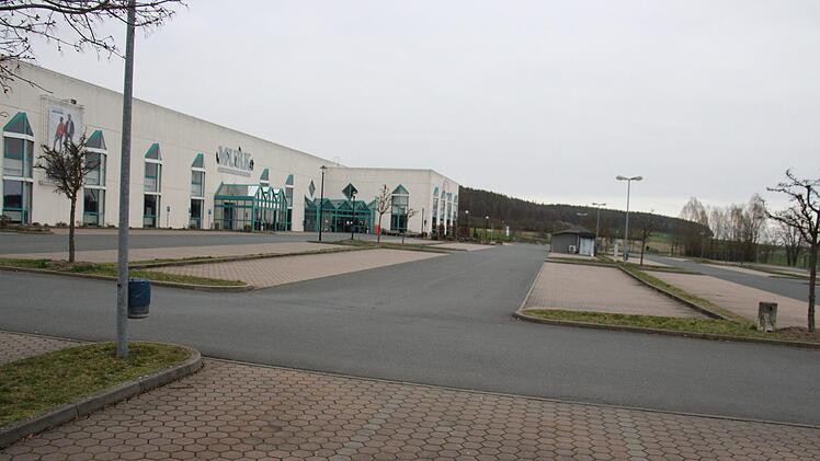 Ausgangsbeschränkung wegen des Coronavirus: Sonst   ist   beim Modehaus Murk in Wachenroth samstags viel los, an diesem Tag nicht. Foto: Christian Bauriedel