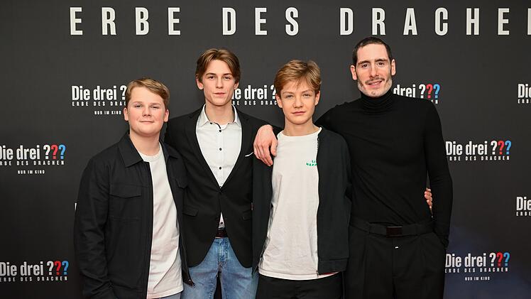 Tim D&uuml;nschede (rechts, neben - von links: Julius Weckauf, Nevio Wendt, Levi Brandl) drehte alle drei "???"-Filme aus der aktuellen Filmlreihe. Ob er auch beim vierten FIlm auf dem Regiestuhl sitzt, ist noch unklar.