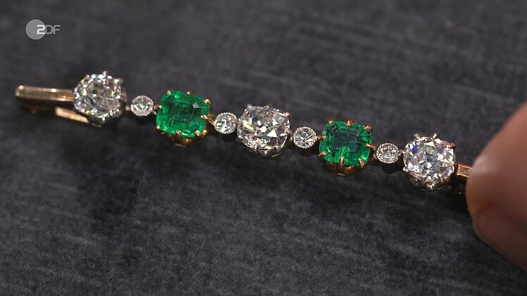 Die Stabbrosche mit Diamanten und Smaragden sch&auml;tzte die Expertin auf 700 bis 800 Euro.