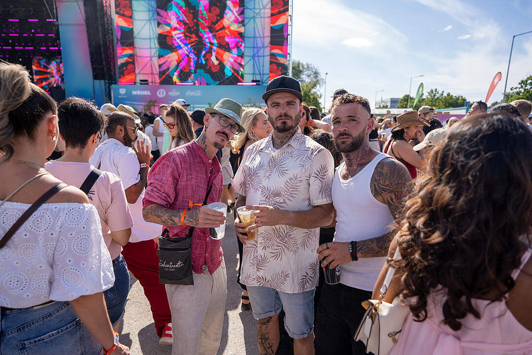 Mit vielen internationalen und nationalen Live-Acts.