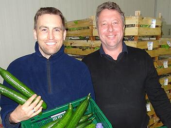 Verkaufsleiter Kai Fuchs und Vorstandsvorsitzender Heinz Wenkheimer von der Gartenbauzentrale Main-Donau freuen sich über den guten Umsatz. Foto: Elli Stühler