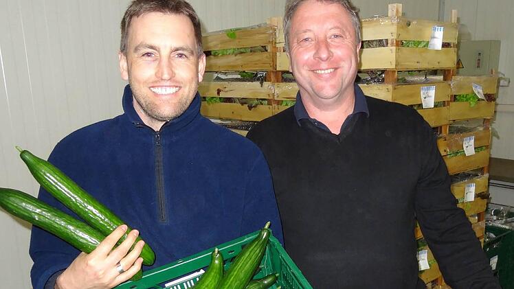 Verkaufsleiter Kai Fuchs und Vorstandsvorsitzender Heinz Wenkheimer von der Gartenbauzentrale Main-Donau freuen sich über den guten Umsatz. Foto: Elli Stühler