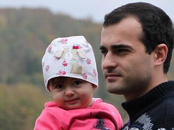 Irakli Zhvania und seine Tochter haben im Landkreis Zuflucht gefunden. Seit Mitte September sind sie im Bad Brückenauer Stadtteil Wernarz untergebracht. Foto: Ulrike Müller