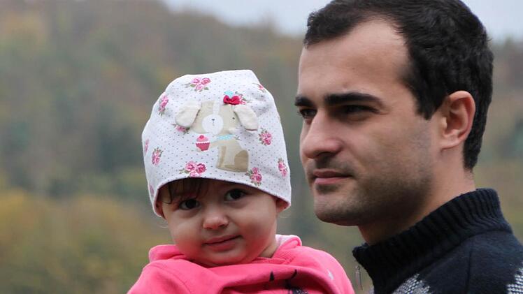 Irakli Zhvania und seine Tochter haben im Landkreis Zuflucht gefunden. Seit Mitte September sind sie im Bad Brückenauer Stadtteil Wernarz untergebracht. Foto: Ulrike Müller