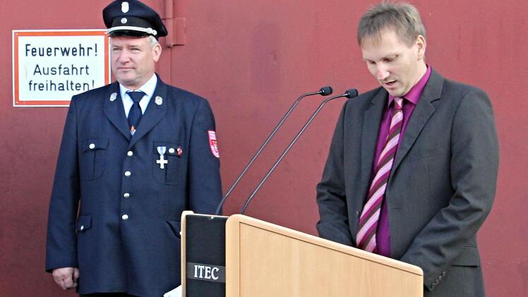 Bürgermeister Wolfram Thein (rechts) würdigte die Arbeit der First-Responder Hafenpreppach und freute sich, ein neues Fahrzeug an den Kommandanten Wolfgang Harnauer (links) übergeben zu können. Foto: Helmut Will